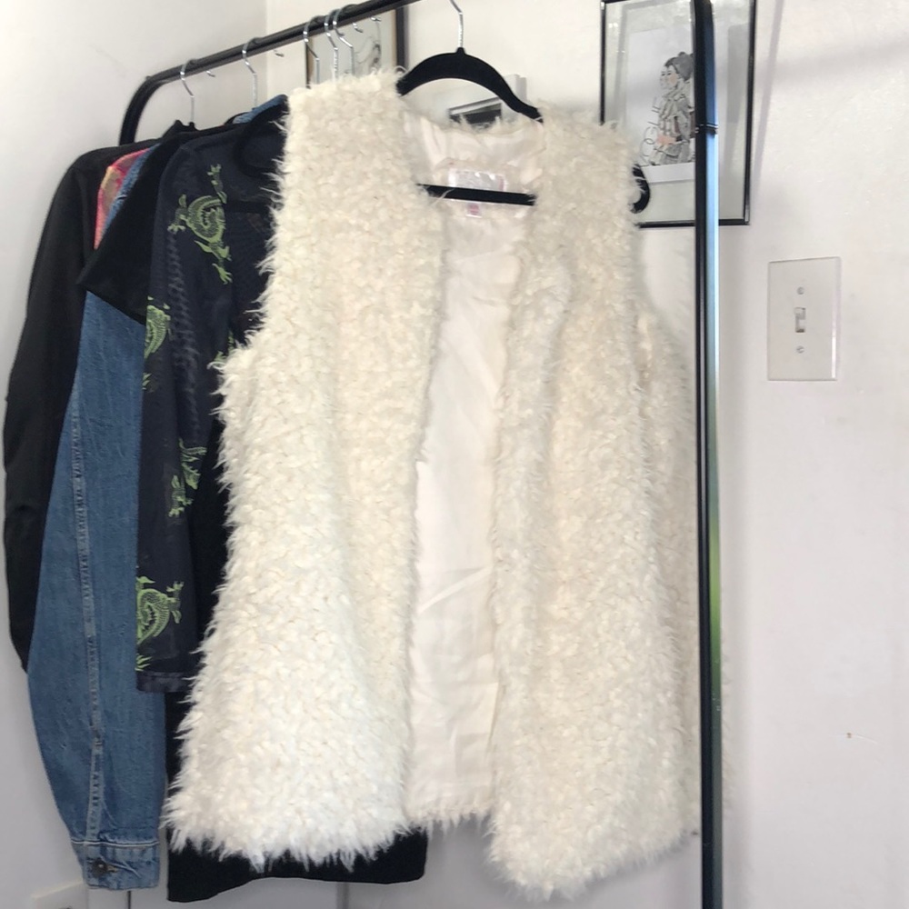 WHITE FLUFFY VEST 💎